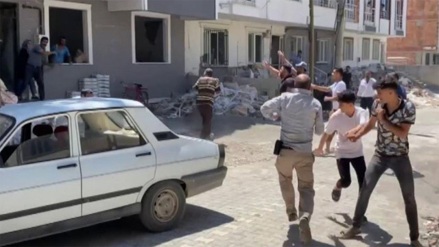 Kadın erkek demeden dövdüler! Husumetli oldukları ailenin genç kızlarını taşladılar - Resim: 0