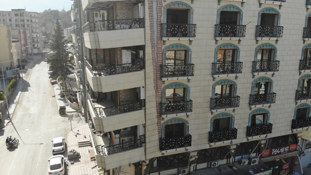 Deprem bölgesindeki bina tedirgin ediyor ama gerçek başka! Önünden kimse geçmiyor, araba bile park etmiyorlar - Resim: 0