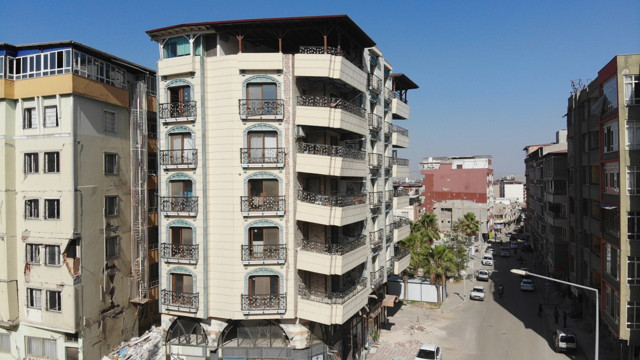 Deprem bölgesindeki bina tedirgin ediyor ama gerçek başka! Önünden kimse geçmiyor, araba bile park etmiyorlar - Resim: 2