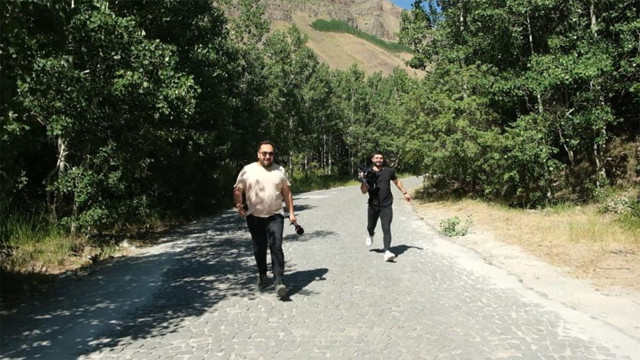 Ormanda korku dolu anlar! Muhabirler aynı saldırısından kıl payı kurtuldu - Resim: 0
