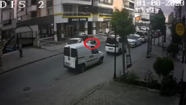 Hem suçlu hem güçlü! Motosikletliye çarpan araç hiçbir şey olmamış gibi kaçtı - Resim: 0