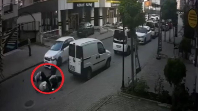 Hem suçlu hem güçlü! Motosikletliye çarpan araç hiçbir şey olmamış gibi kaçtı - Resim: 1