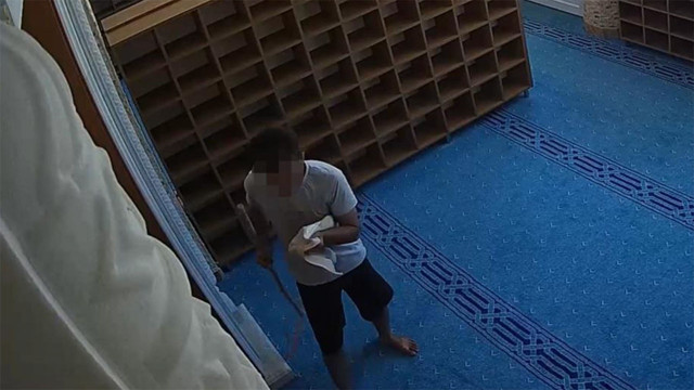 Cami hırsızı yakalandı! Beceriksiz hırsız açamadığı cami kapısındaki parmak izlerini temizledi - Resim: 0