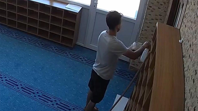 Cami hırsızı yakalandı! Beceriksiz hırsız açamadığı cami kapısındaki parmak izlerini temizledi - Resim: 1