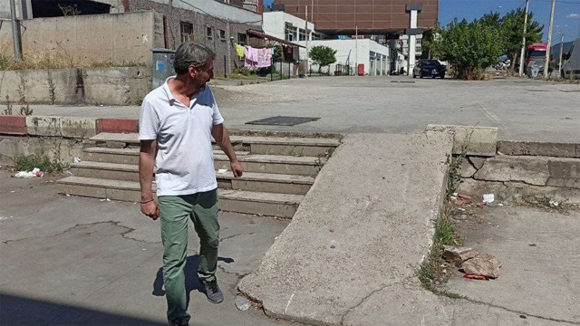 Yolu şaşıran sürücü görenleri şok etti! Otomobiliyle merdivenden indi - Resim: 0