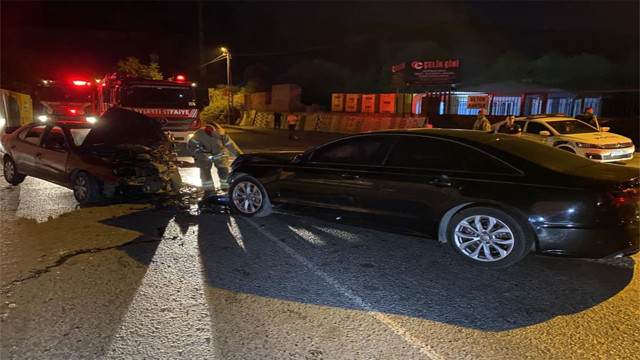 İstanbul'un göbeğinde feci kaza! İki araç kafa kafaya çarpıştı - Resim: 0