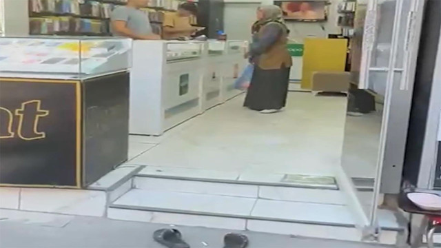 Anadolu kadınından incelik: Yerler kirlenmesin diye terliklerini çıkartıyor - Resim: 0