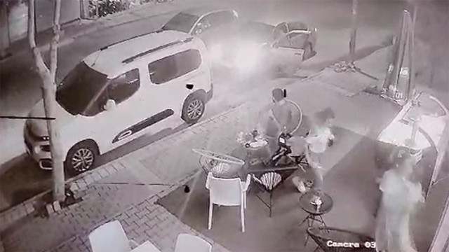 Herkesin canını tehlikeye attı! Pastanede tartıştığı kişiye silahla saldırdı - Resim: 0