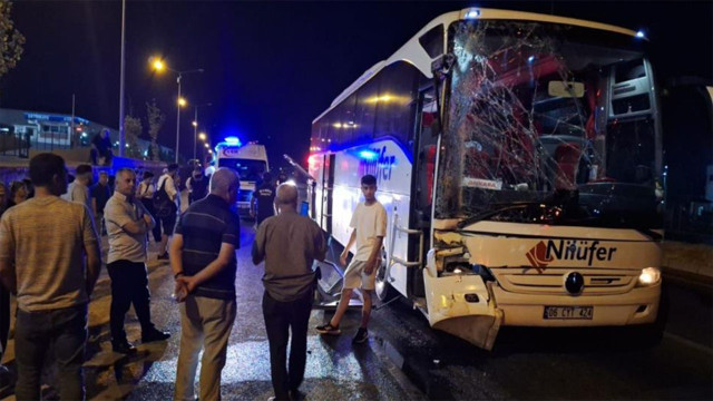 Manisa'da yolcu otobüsü tıra çarptı! Kazada birçok yolcu yaralandı - Resim: 0