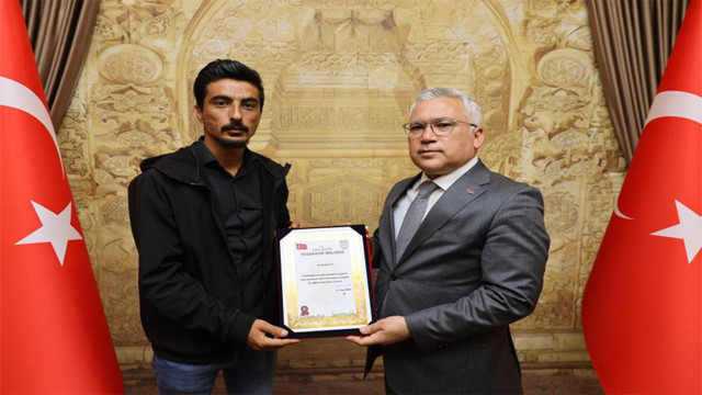 Sivas'ta takdir toplayan hareket! Bulduğu yüklü miktarda euroyu sahibine teslim etti - Resim: 1