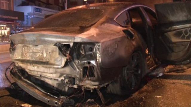 Pendik'te lüks araç alev aldı! Herkesin gözü önünde cayır cayır yandı - Resim: 1