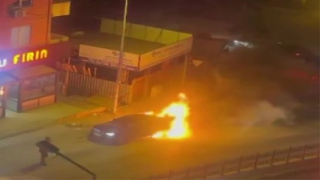 Pendik'te lüks araç alev aldı! Herkesin gözü önünde cayır cayır yandı - Resim: 0