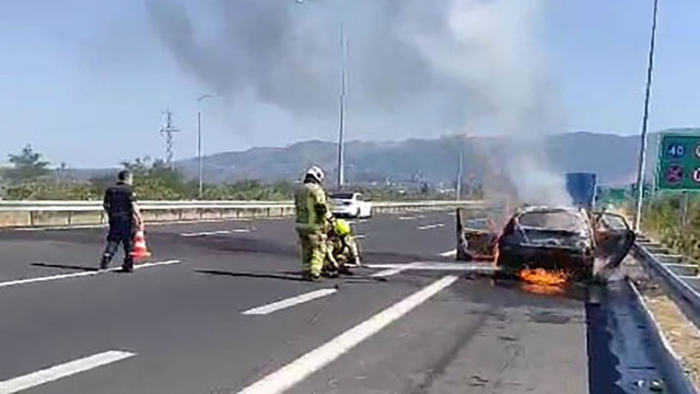 Otoyol üzerindeki araç seyir halindeyken alev topuna döndü - Resim: 0