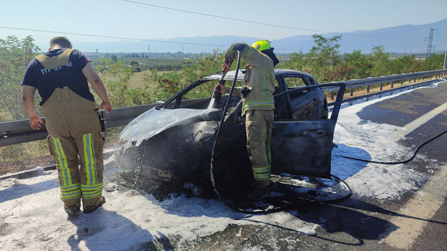 Otoyol üzerindeki araç seyir halindeyken alev topuna döndü - Resim: 1