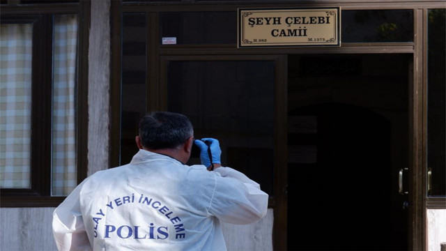 Böyle hırsızlık görülmedi! Caminin sadaka kutusunu çalarken halılar batmasın diye ayakkabılarını çıkarttılar - Resim: 1