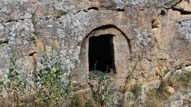 Asırlık oyuk merak uyandırdı! Kimin yaptığı bilinmeyen gizemli oyuk definecilerin uğrak noktası oldu - Resim: 1