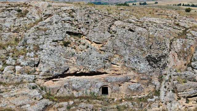 Asırlık oyuk merak uyandırdı! Kimin yaptığı bilinmeyen gizemli oyuk definecilerin uğrak noktası oldu - Resim: 0
