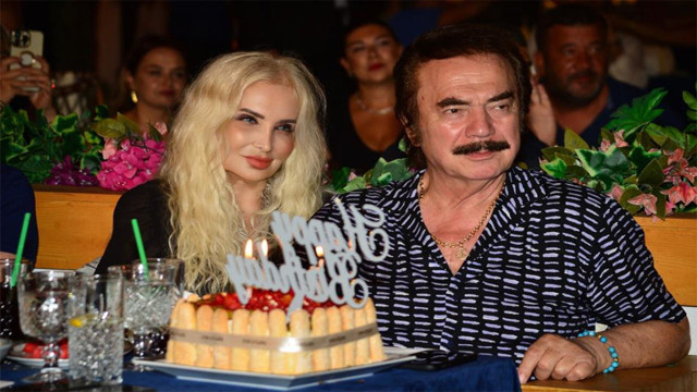 Özcan Deniz'den usta sanatçıya sahnede jest! Şarkılarını seslendirip doğum gününü kutladı - Resim: 0