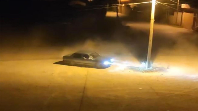 Trafik magandası dehşet saçtı! Mahalle arasında kimseye aldırış etmeden drift attı - Resim: 0