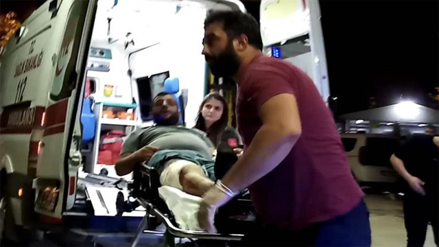 Komşuların gürültü kavgası kanlı bitti! Bir taraf bıçakla bir taraf silahla saldırdı: 4 kişi yaralandı - Resim: 1