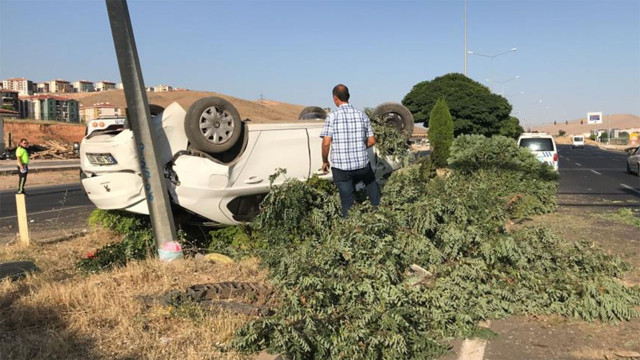 Elazığ'da korkunç kaza! Aydınlatma direğine çarptı, takla attı: 4 yaralı - Resim: 1