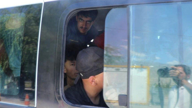 Erzincan'da İran plakalı tırda 70 civarında kaçak göçmen yakalandı! - Resim: 0