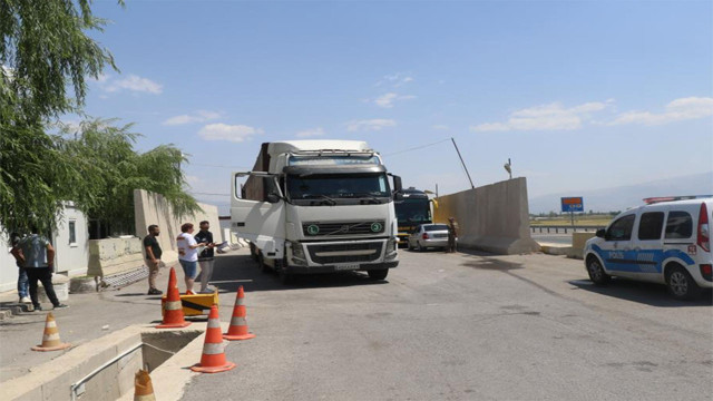 Erzincan'da İran plakalı tırda 70 civarında kaçak göçmen yakalandı! - Resim: 1