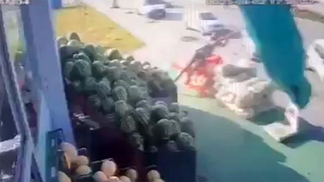 Erzurum'da görüntüler şaşırttı! Rüzgardan uçan şemsiye manavı uçurdu - Resim: 0