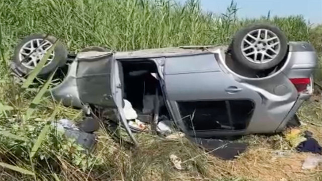 Manisa'da feci kaza! Şarampole yuvarlanan araçta 5 kişi yaralandı - Resim: 1