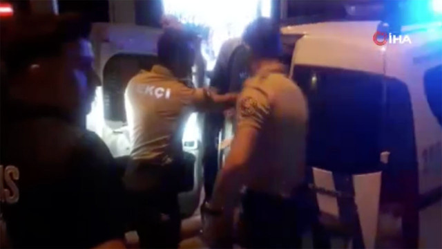 Uyuşturucu satıcısı polisin 'dur' ikazına uymadı üzerlerine motosiklet sürdü! - Resim: 1