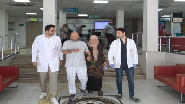 Ailesi bile gördüklerine inanamadı! Yatalak geldiği hastaneden yürüyerek çıktı - Resim: 0
