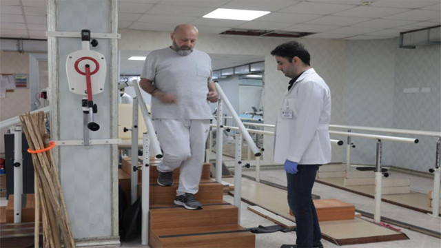 Ailesi bile gördüklerine inanamadı! Yatalak geldiği hastaneden yürüyerek çıktı - Resim: 1