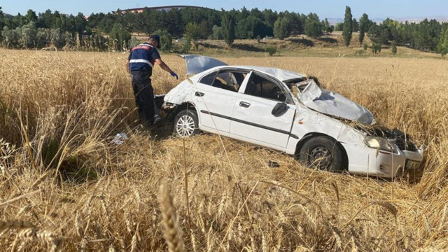Hakimiyetini kaybeden araç tarlaya uçtu, hurdaya döndü! İki kişi ağır yaralandı - Resim: 0
