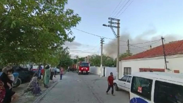 İzmir'de terk edilmiş ev faciaya neden oldu! Evde çıkan yangın mahalleyi yaktı - Resim: 1