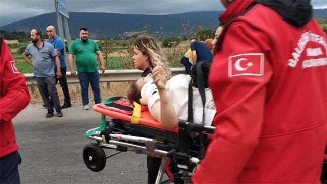 Bursa'da feci kaza! Kontrolden çıkan araç refüje daldı, demir korkuluklar araca saplandı - Resim: 0