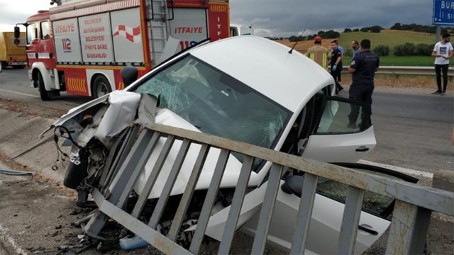 Bursa'da feci kaza! Kontrolden çıkan araç refüje daldı, demir korkuluklar araca saplandı - Resim: 1