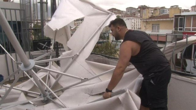 Kartal'da uçan teras şemsiyesi faciaya sebep oluyordu! Karşı balkondaki insanların üzerine düştü - Resim: 1