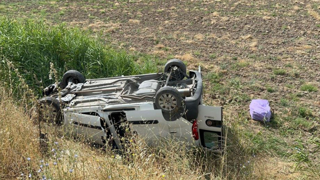 Afyonkarahisar'da korkunç kaza! Şarampole yuvarlanan araç takla attı: 1 ölü 1 yaralı - Resim: 0