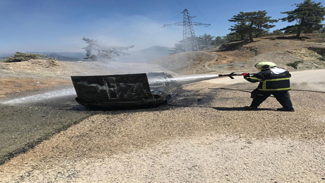 Adana'da seyir halindeki otomobil alev alev yandı, hurdaya döndü! - Resim: 0