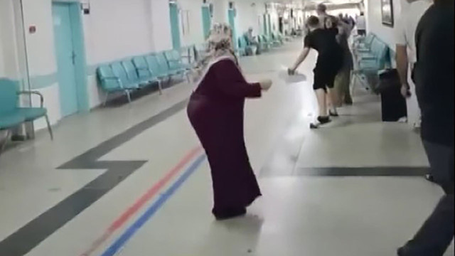 Alacak verecekliler kimseyi umursamadı! Hastanede silahlarını çıkartıp kavga ettiler - Resim: 0