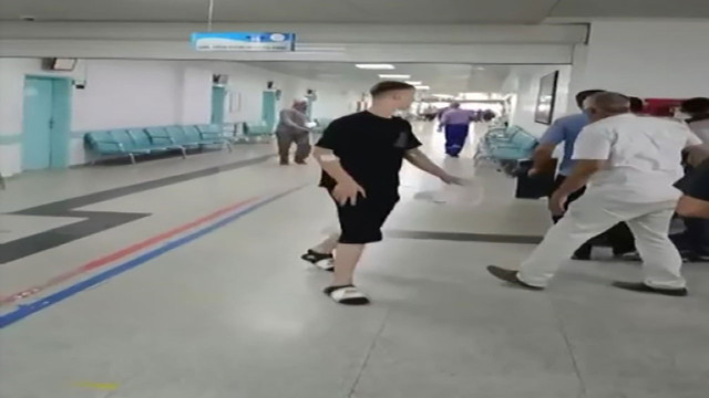 Alacak verecekliler kimseyi umursamadı! Hastanede silahlarını çıkartıp kavga ettiler - Resim: 2