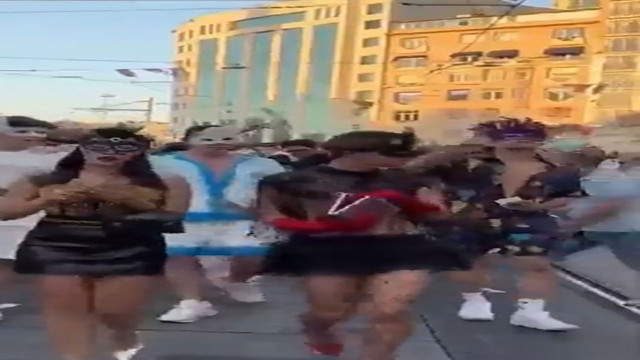 Onlyfans'cılar Beyoğlu sokaklarına dolar saçmışlardı! "Paraları muhtaçlara dağıtıyoruz" diyen 13 kişi gözaltına alındı - Resim: 0