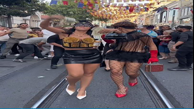 Onlyfans'cılar Beyoğlu sokaklarına dolar saçmışlardı! "Paraları muhtaçlara dağıtıyoruz" diyen 13 kişi gözaltına alındı - Resim: 1