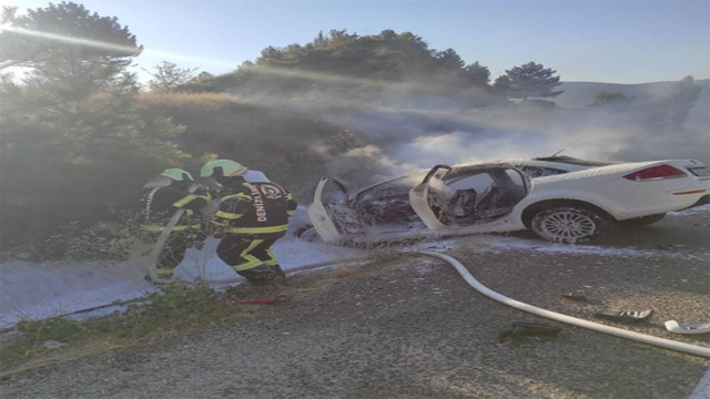 Denizli'de korkunç kaza! Seyir halindeyken alev alan araç şarampole devrildi - Resim: 0