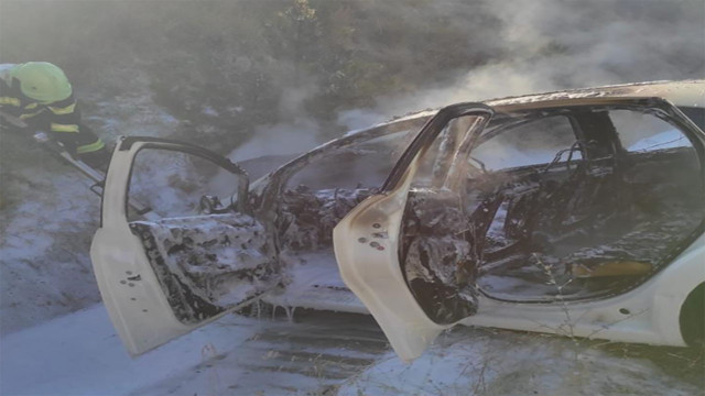 Denizli'de korkunç kaza! Seyir halindeyken alev alan araç şarampole devrildi - Resim: 1