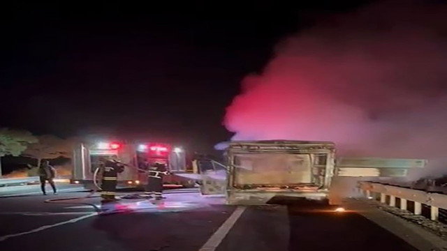 Görenler şaşkına döndü! Kamyonet cayır cayır yandı inekler istifini bozmadan oturdu - Resim: 0