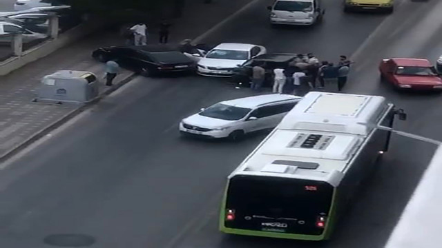 Gebze'de feci kaza! 4 otomobil zincirleme kaza yaptı: 2 yaralı - Resim: 0