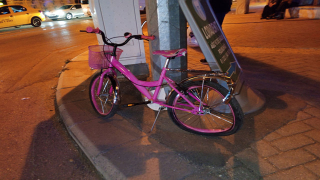 Trafik magandası aşırı hız yaptı, kurallara uymadı! 13 yaşındaki bisikletli kız çocuğuna çarptı - Resim: 1