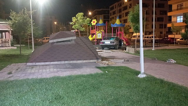 Konya'da bir sürücü "Gözüm karardı" dedi aracıyla parka daldı! - Resim: 0