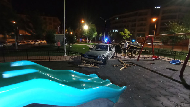 Konya'da bir sürücü "Gözüm karardı" dedi aracıyla parka daldı! - Resim: 2